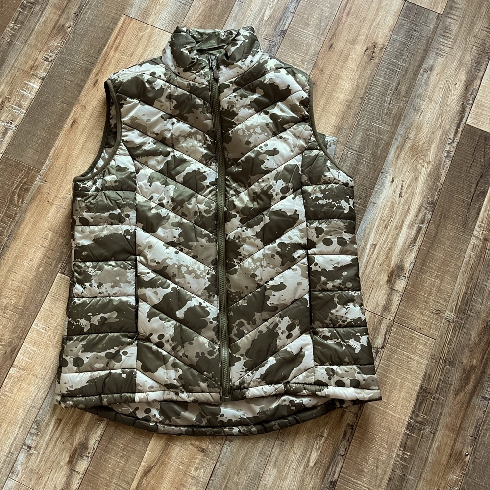 NWT Women’s lightweight vest Large. Includes matching carrying pouch with zipper